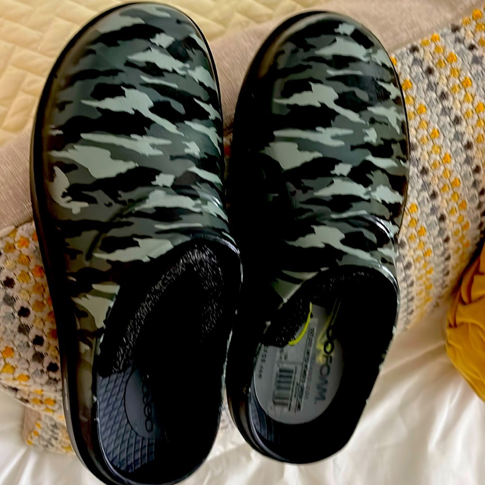 OOFOS- OOCLOOG limited edition women’s Green and black Camo size 10